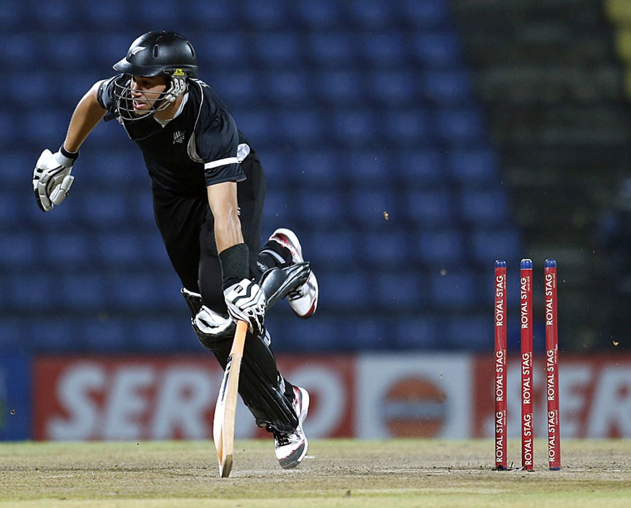 Ross Taylor fails to make the ground, Sri Lanka v New Zealand, 3rd ODI, Pallekele, November 6, 2012