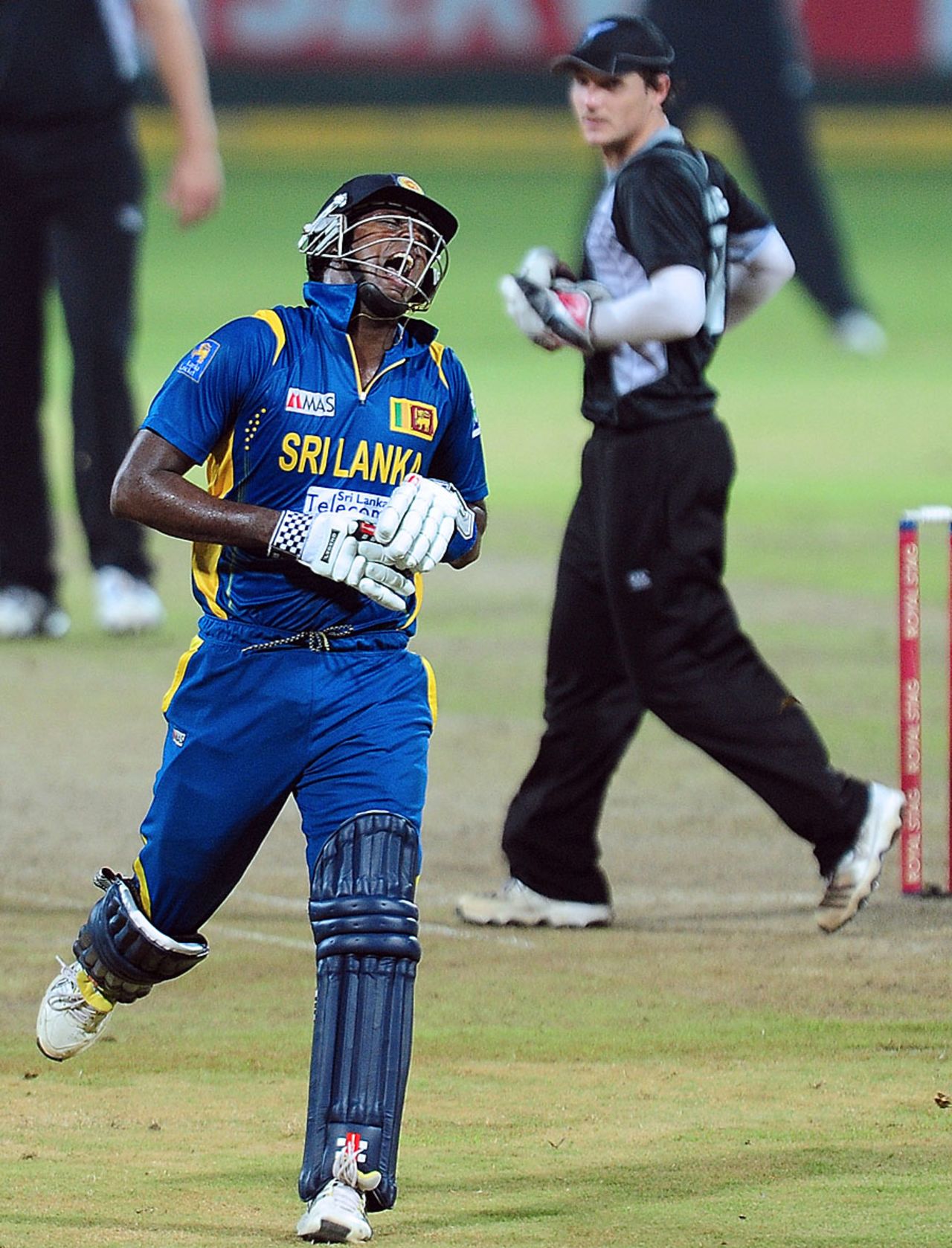 Angelo Mathews is hurt after a throw struck him on the arm, Sri Lanka v New Zealand, 3rd ODI, Pallekele, November 6, 2012