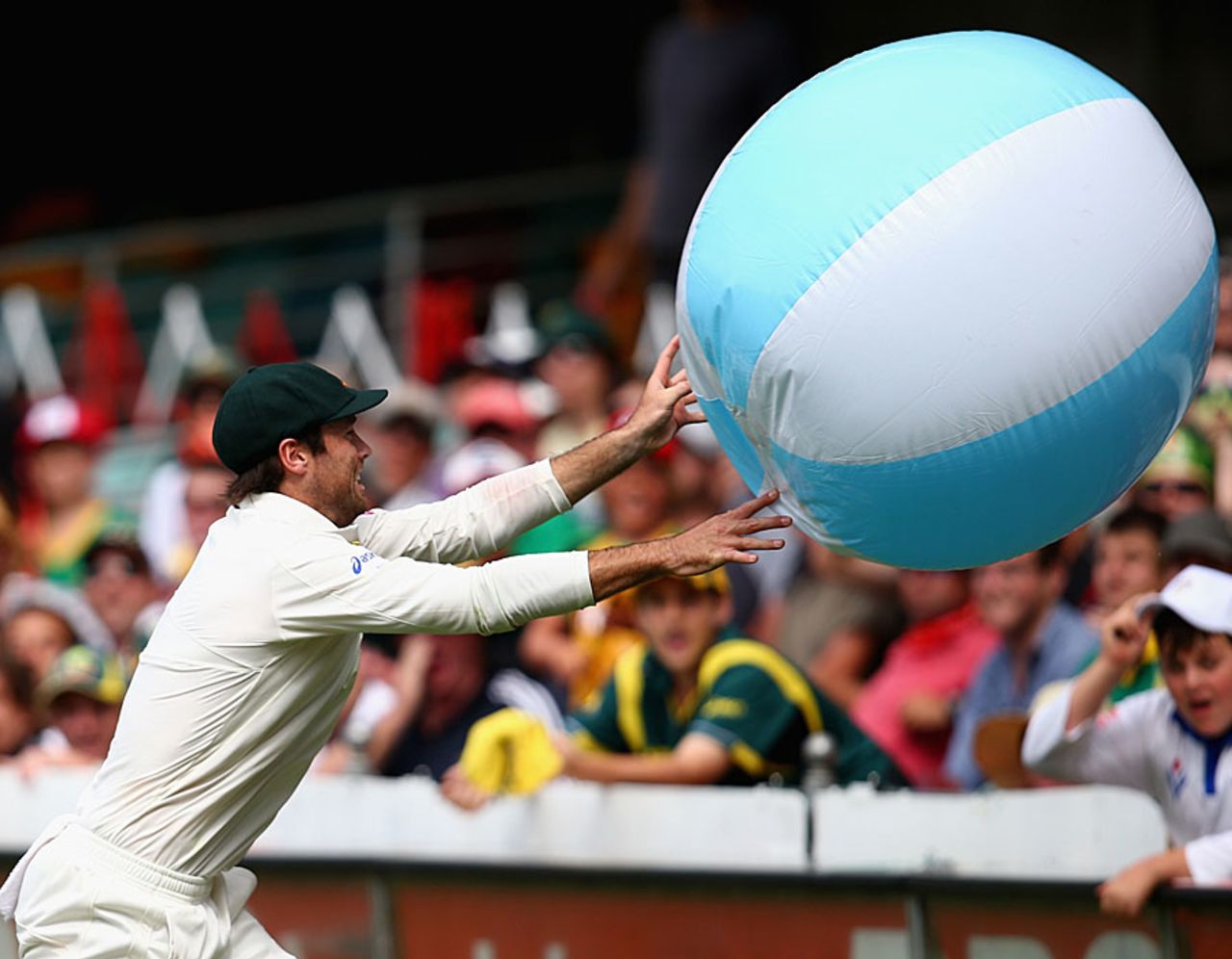 Rob Quiney pushes back a beach ball that had accidentally come onto the field, Australia v South Africa, 1st Test, 3rd day, Brisbane, November 11, 2012