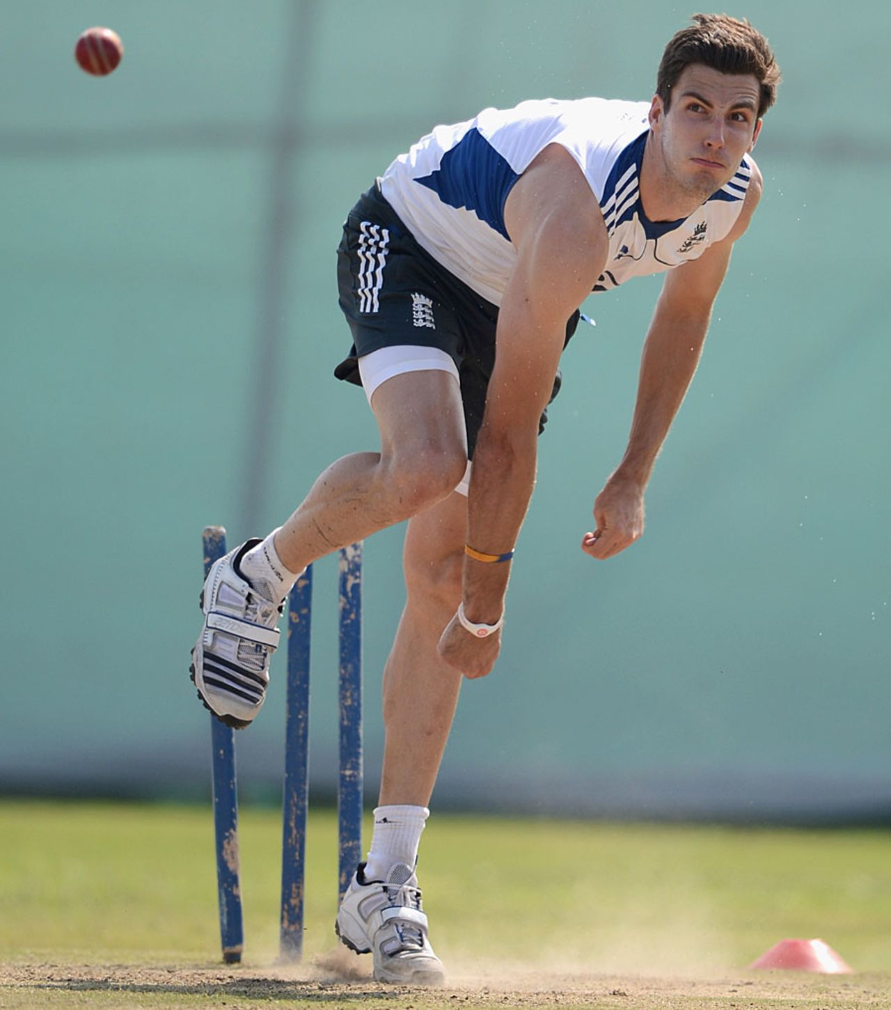 Steven Finn bowls in the nets, Haryana v England XI, Ahmedabad, 4th day, November 11, 2012