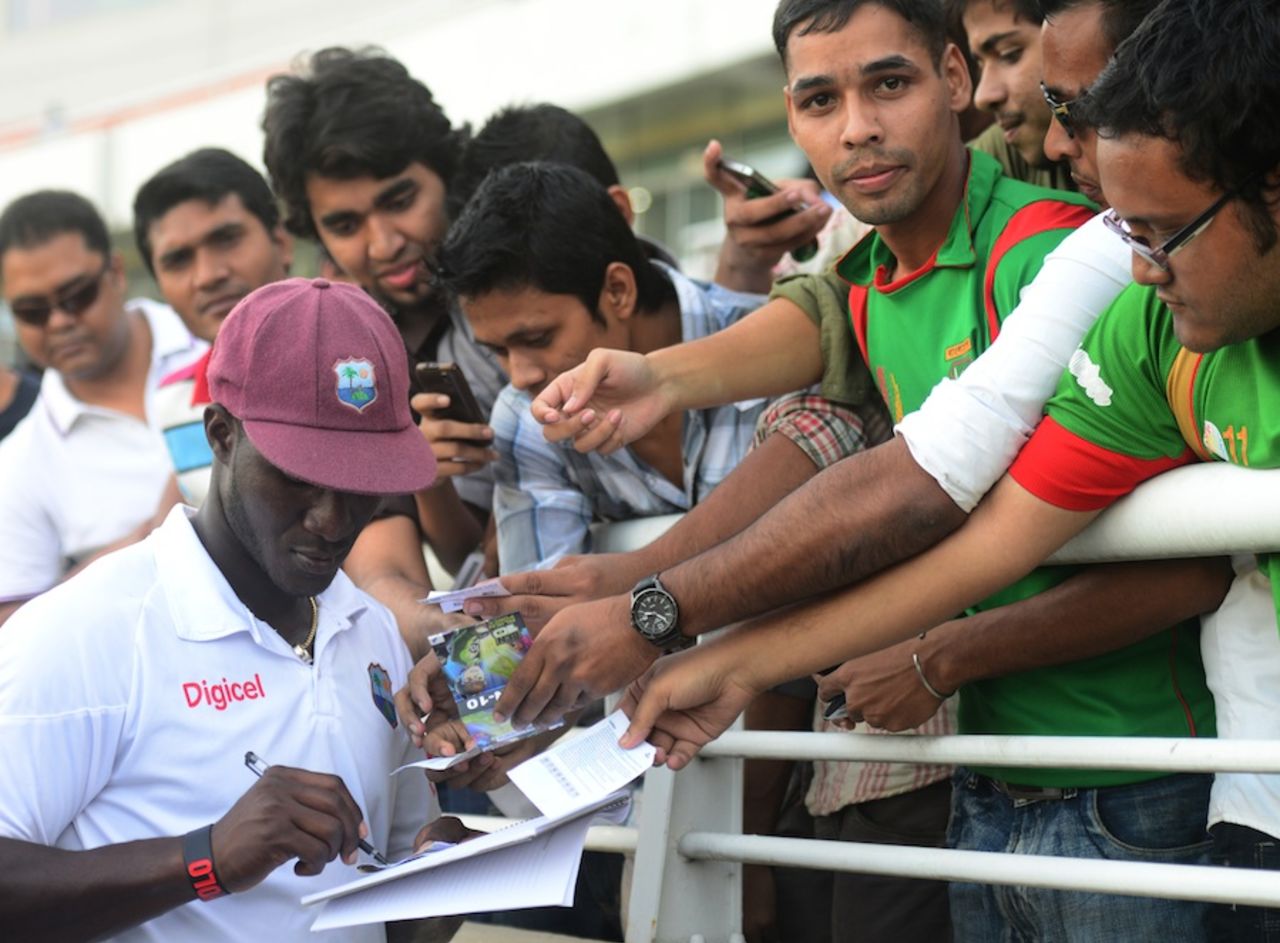Darren Sammy signs autographs, Bangladesh v West Indies, 1st Test, Mirpur, 5th day, November 17, 2012