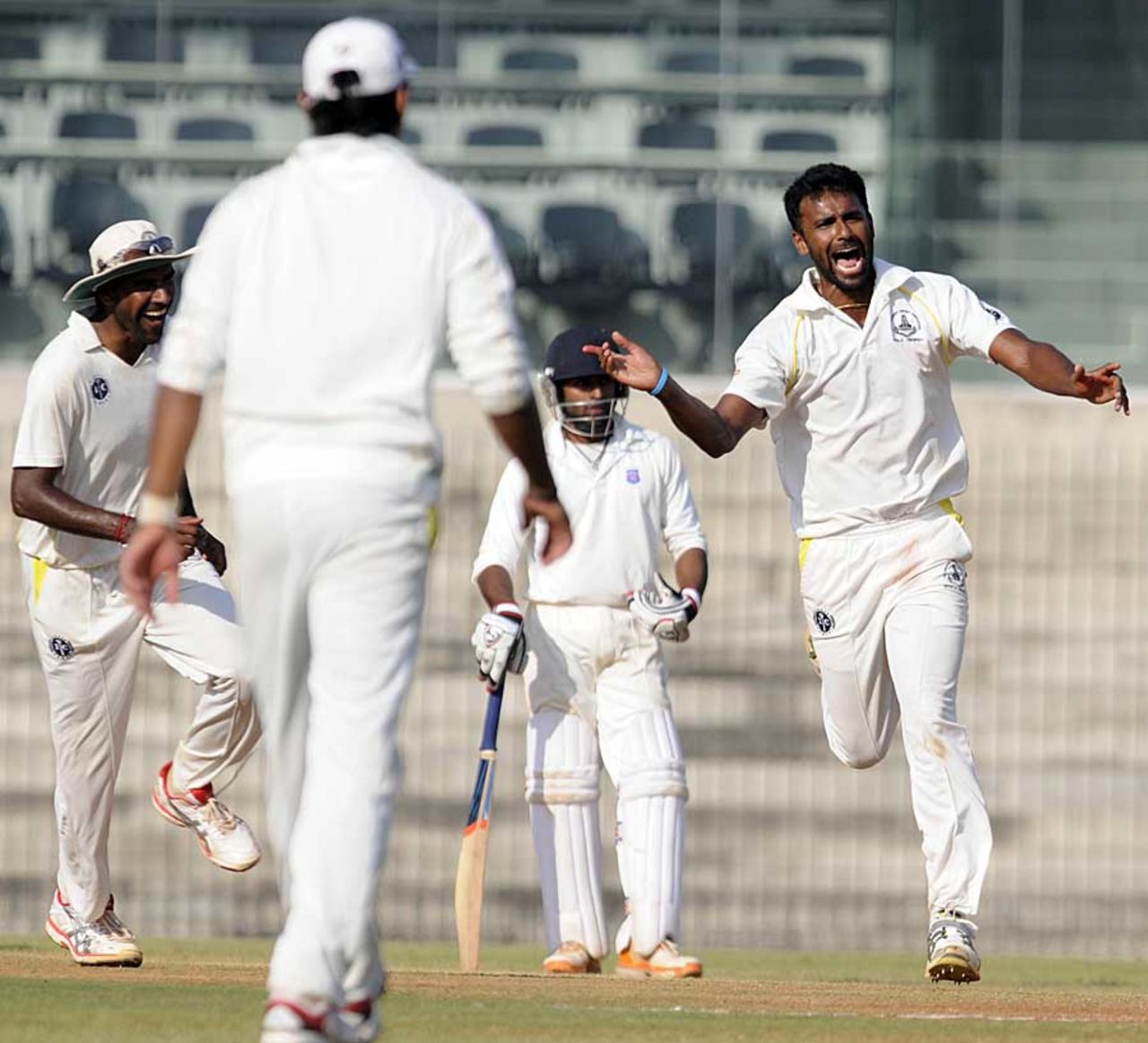 Yo Mahesh picked up two wickets in four overs , Tamil Nadu v Maharashtra, Ranji Trophy, Group B, Chennai, 3rd day, November 19, 2012