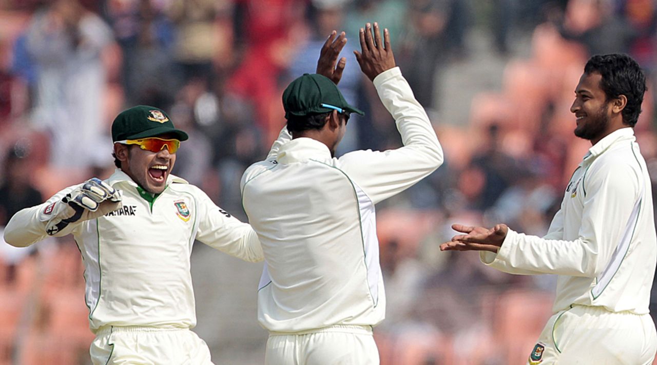 Shakib Al Hasan took four wickets in the morning, Bangladesh v West Indies, 2nd Test, Khulna, 4th day, November 24, 2012