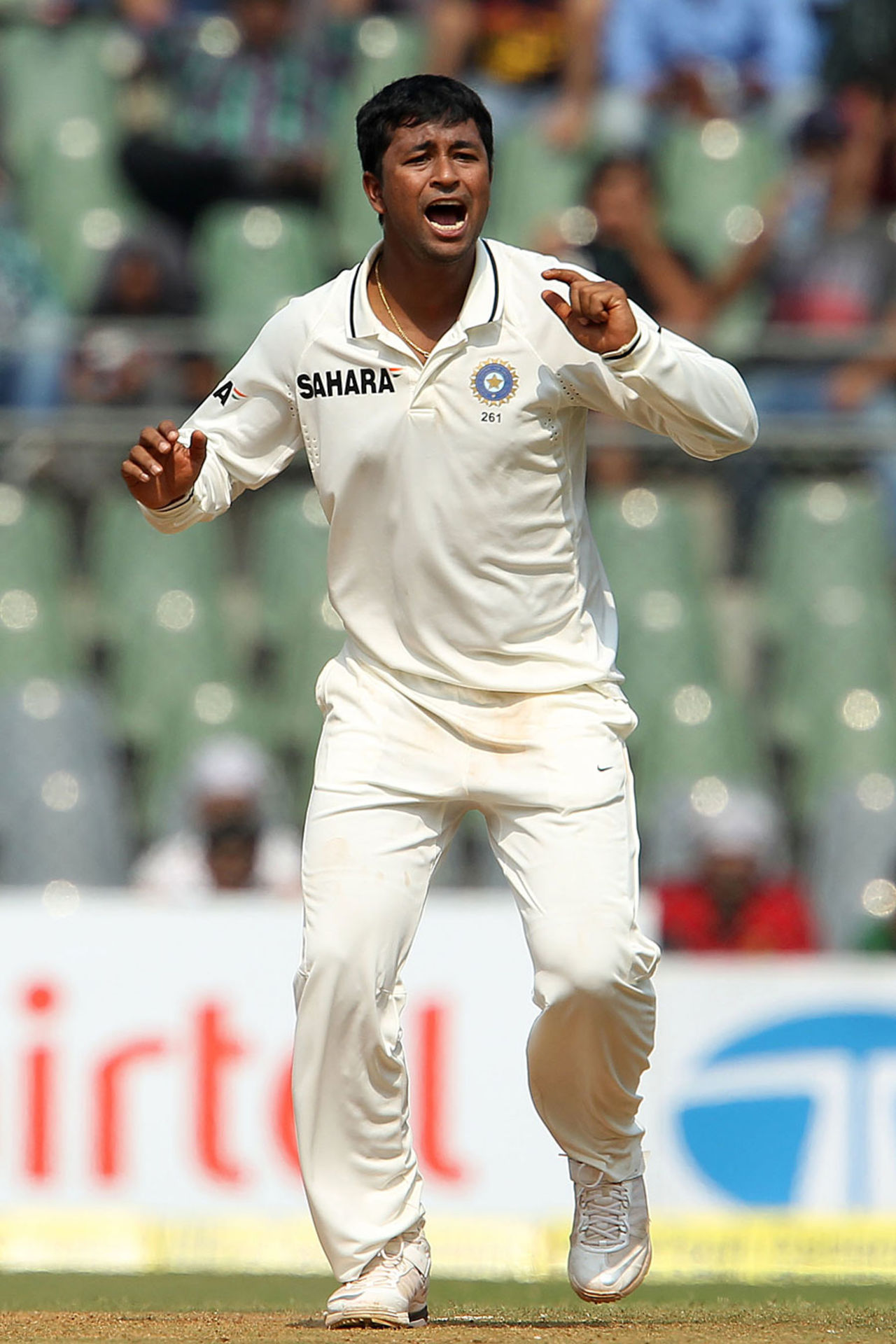 Pragyan Ojha struck two quick blows for India, India v England, 2nd Test, Mumbai, 2nd day, November 24, 2012