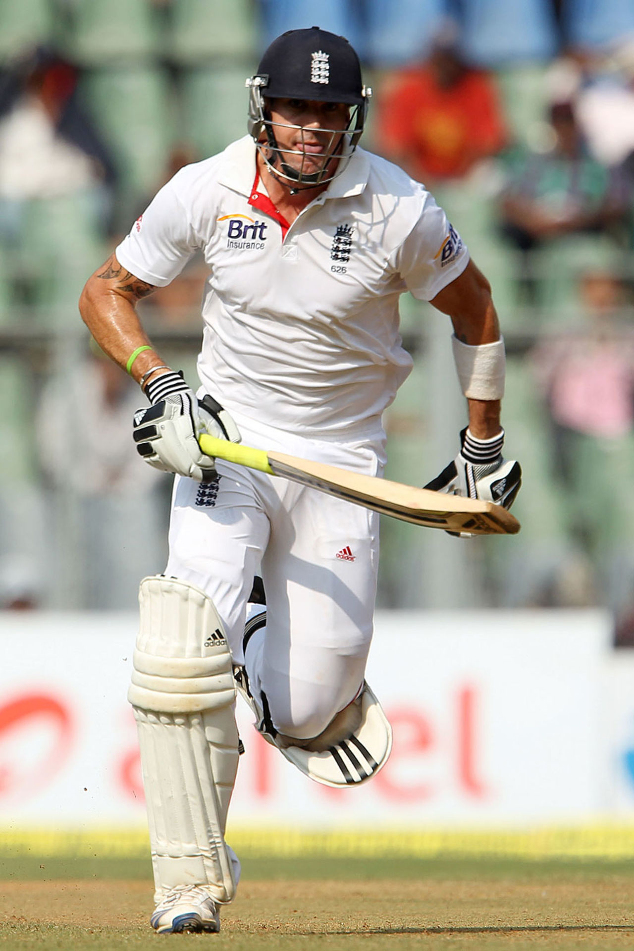 Kevin Pietersen runs a quick single, India v England, 2nd Test, Mumbai, 2nd day, November 24, 2012