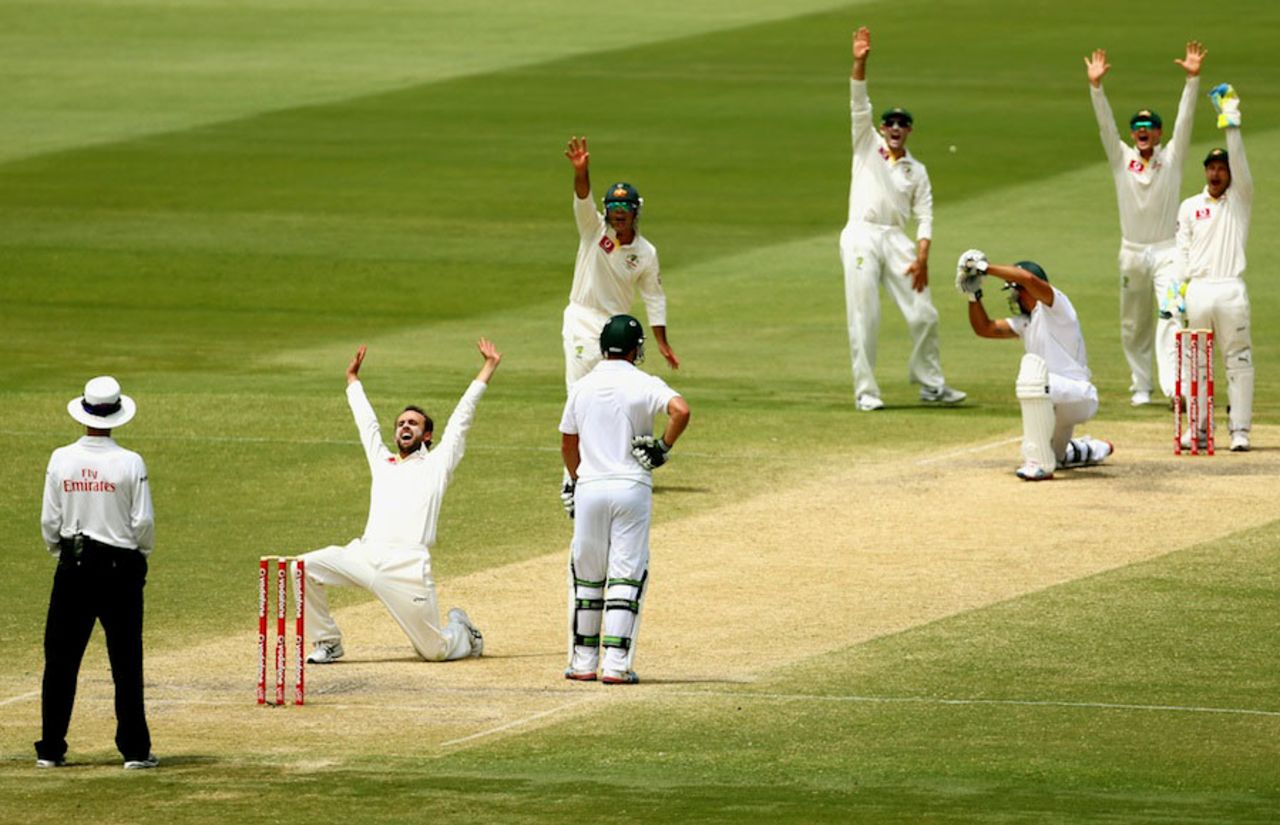 Nathan Lyon appeals against Faf du Plessis, Australia v South Africa, 2nd Test, Adelaide, 5th day, November 26, 2012