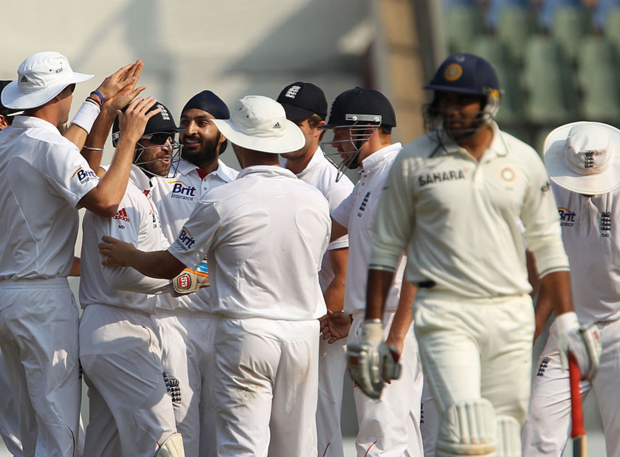 Zaheer Khan trudges off, India v England, 2nd Test, Mumbai, 4th day, November 26, 2012