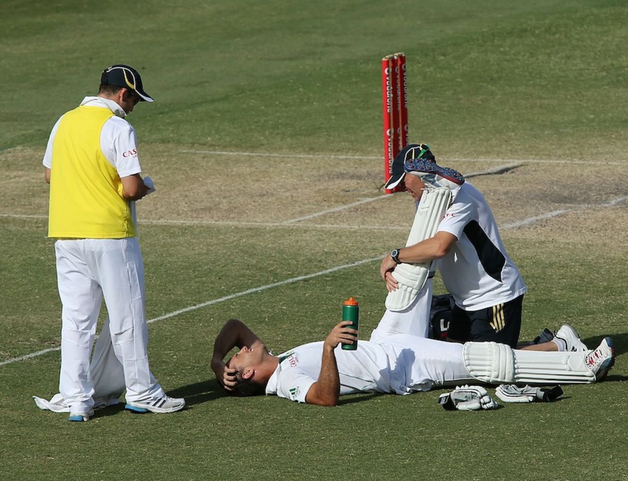 Faf du Plessis is treated for cramps, Australia v South Africa, 2nd Test, Adelaide, 5th day, November 26, 2012