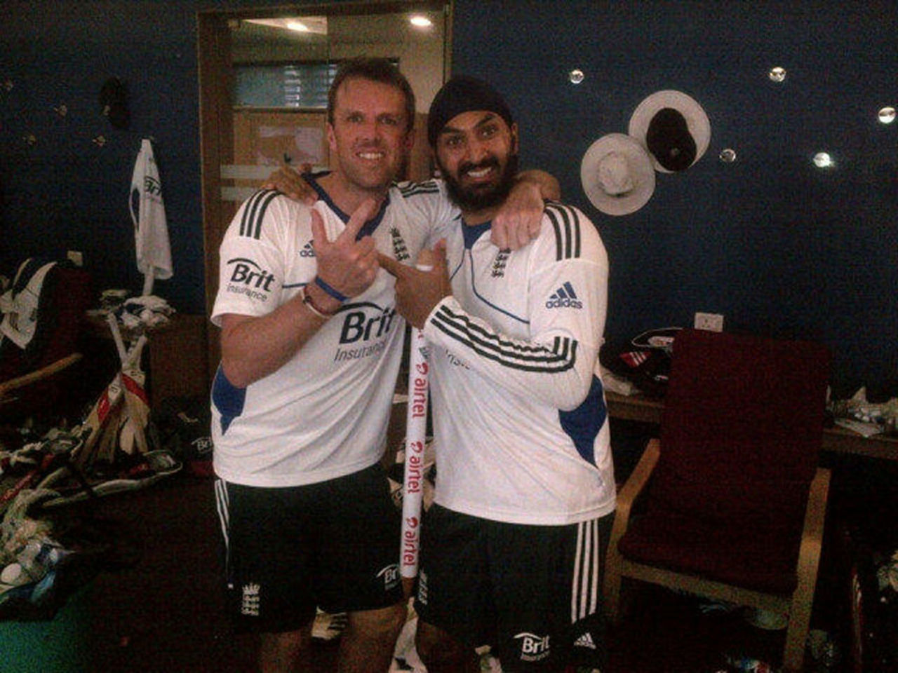 Graeme Swann and Monty Panesar in the England dressing room, India v England, 2nd Test, Mumbai, 4th day, Monday, November 26, 2012