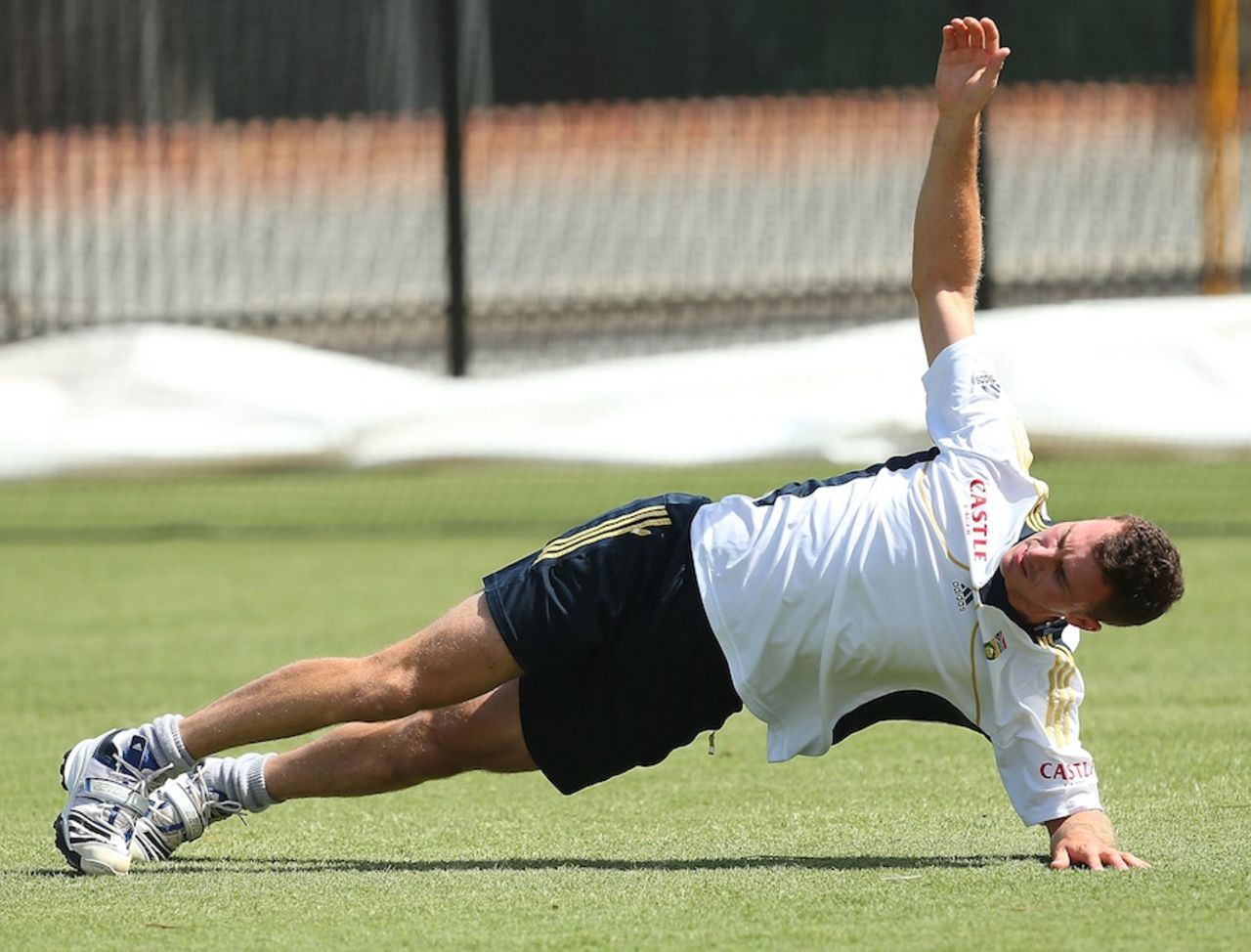 Ryan McLaren strengthens his core muscles, Perth, November 28, 2012
