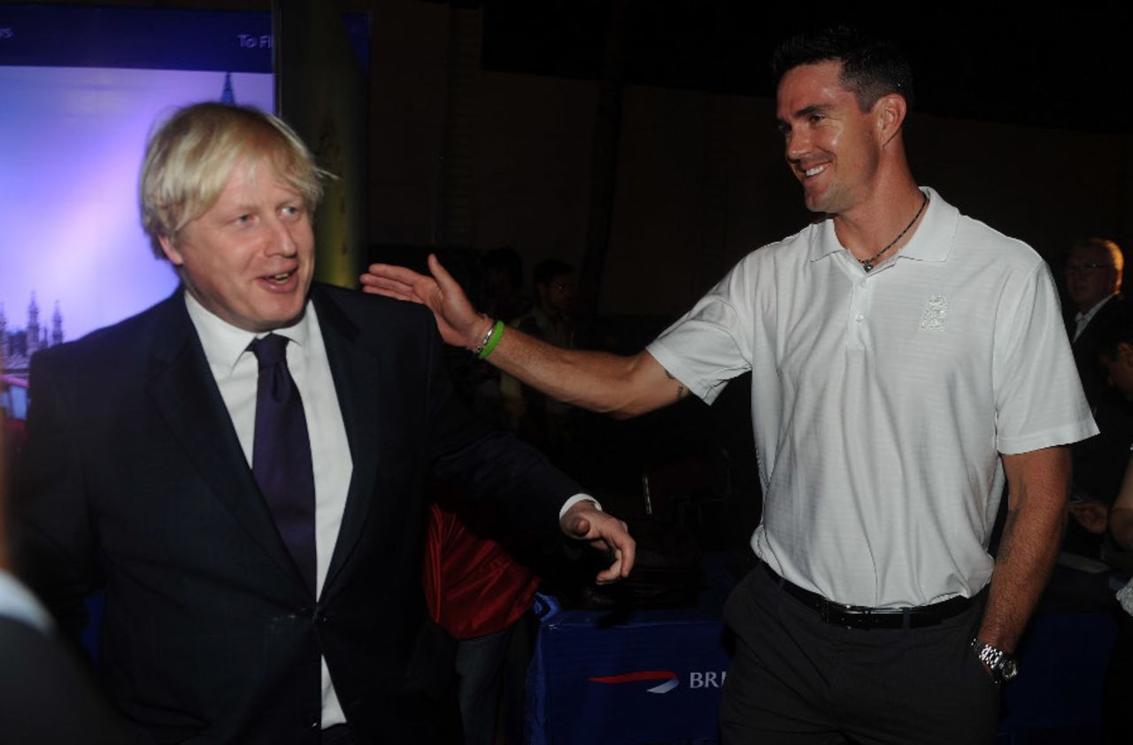 Kevin Pietersen meets Boris Johnson at an event in Mumbai, November 28, 2012