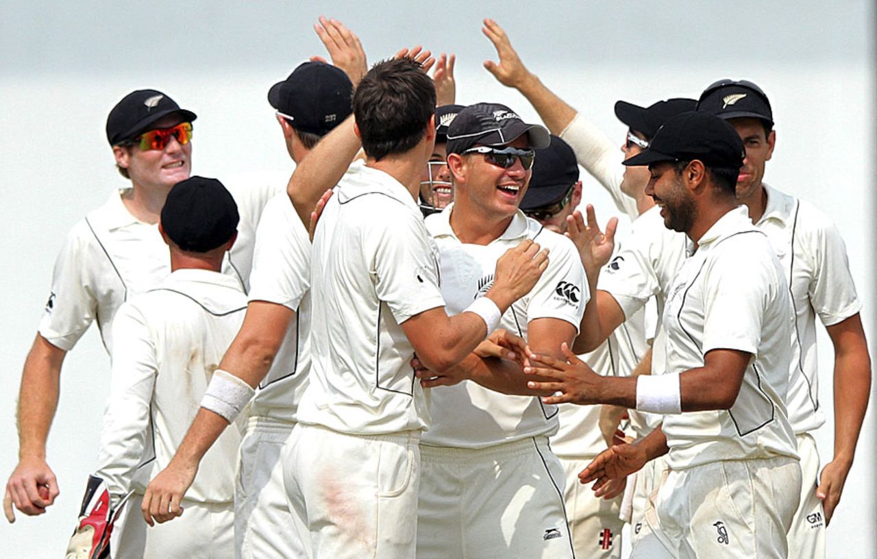 New Zealand celebrate a strike, Sri Lanka v New Zealand, 2nd Test, Colombo, 5th day, November 29, 2012