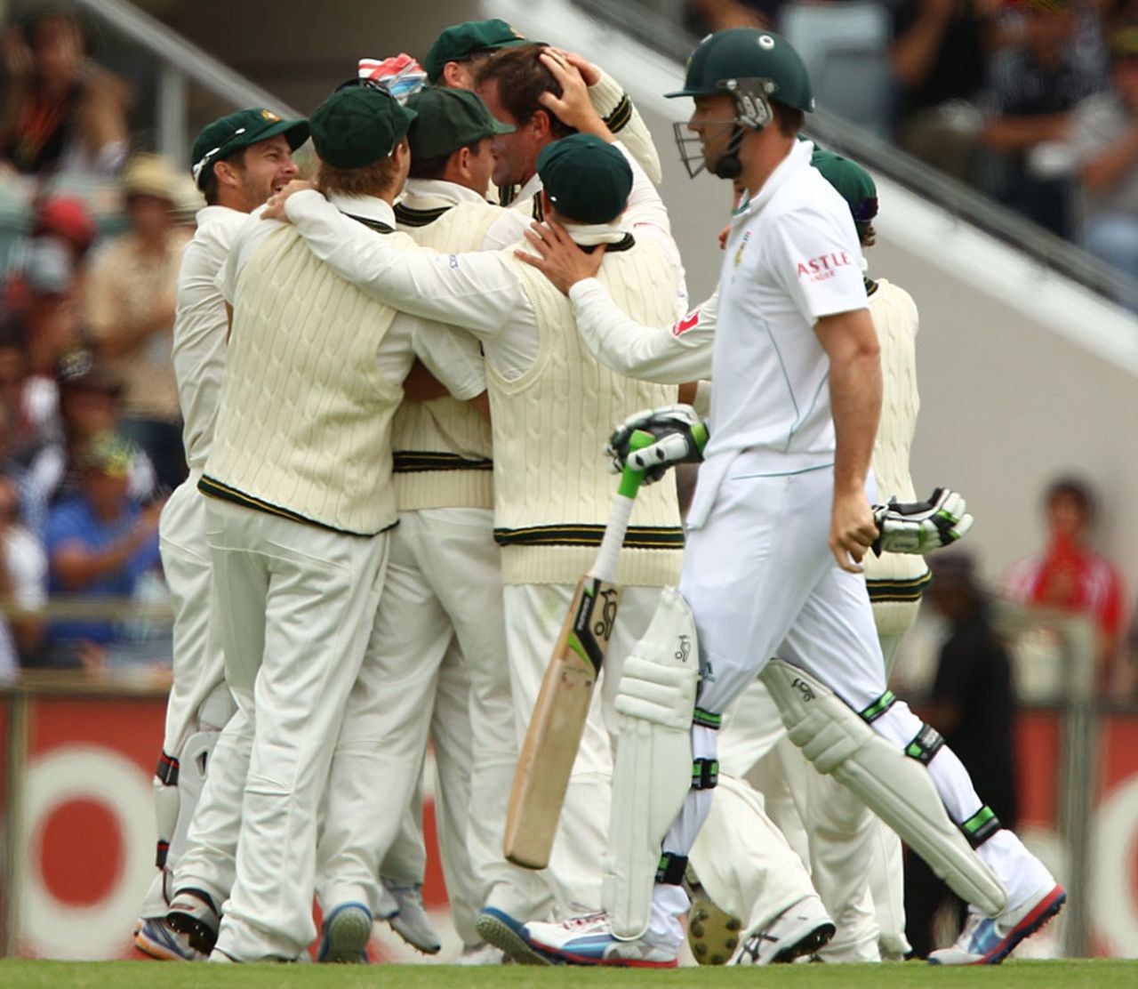 AB de Villiers' problems continued when he fell to John Hastings, Australia v South Africa, 3rd Test, Perth, 1st day, November 30, 2012