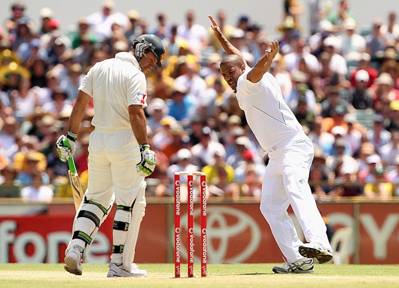 Vernon Philander had Ricky Ponting lbw for 4, Australia v South Africa, 3rd Test, 2nd day, Perth, December 1, 2012