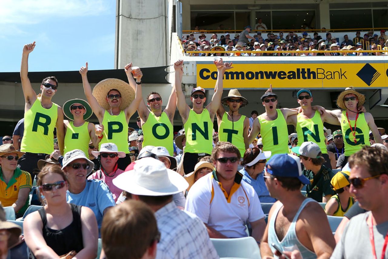 Fans cheer for Ricky Ponting, Australia v South Africa, 3rd Test, 2nd day, Perth, December 1, 2012