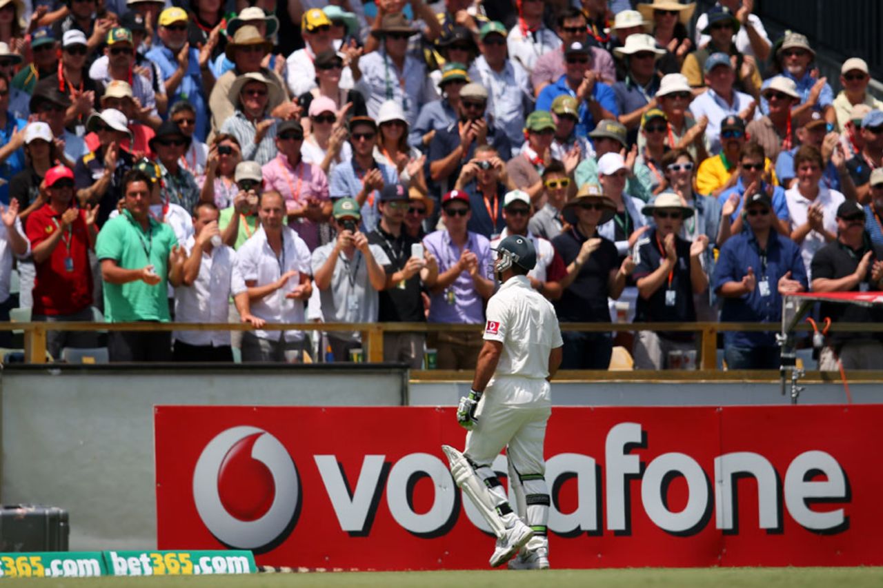 Ricky Ponting is applauded as he leaves the field, Australia v South Africa, 3rd Test, 2nd day, Perth, December 1, 2012