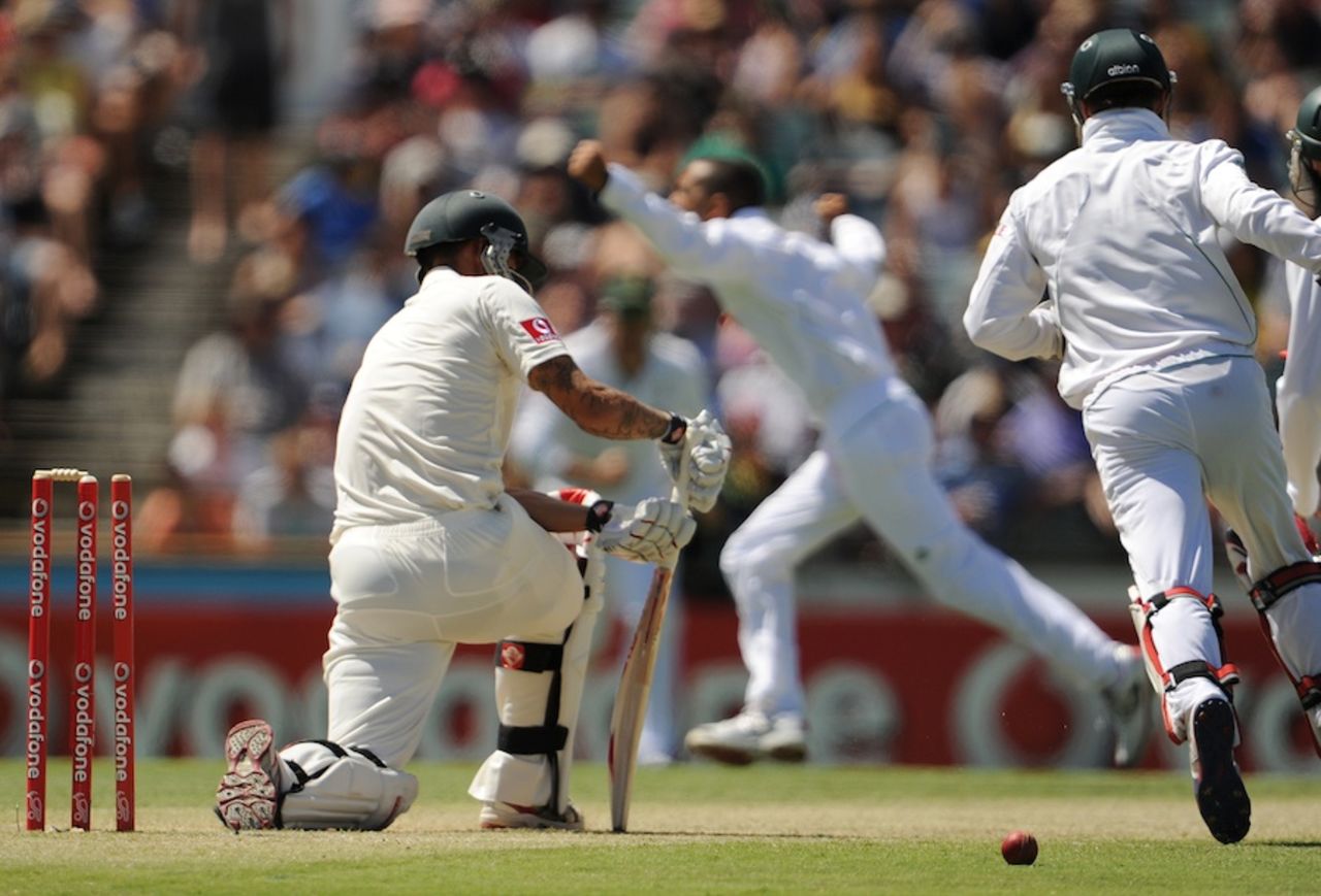 Mitchell Johnson is bowled by Robin Peterson, Australia v South Africa, 3rd Test, 2nd day, Perth, December 1, 2012