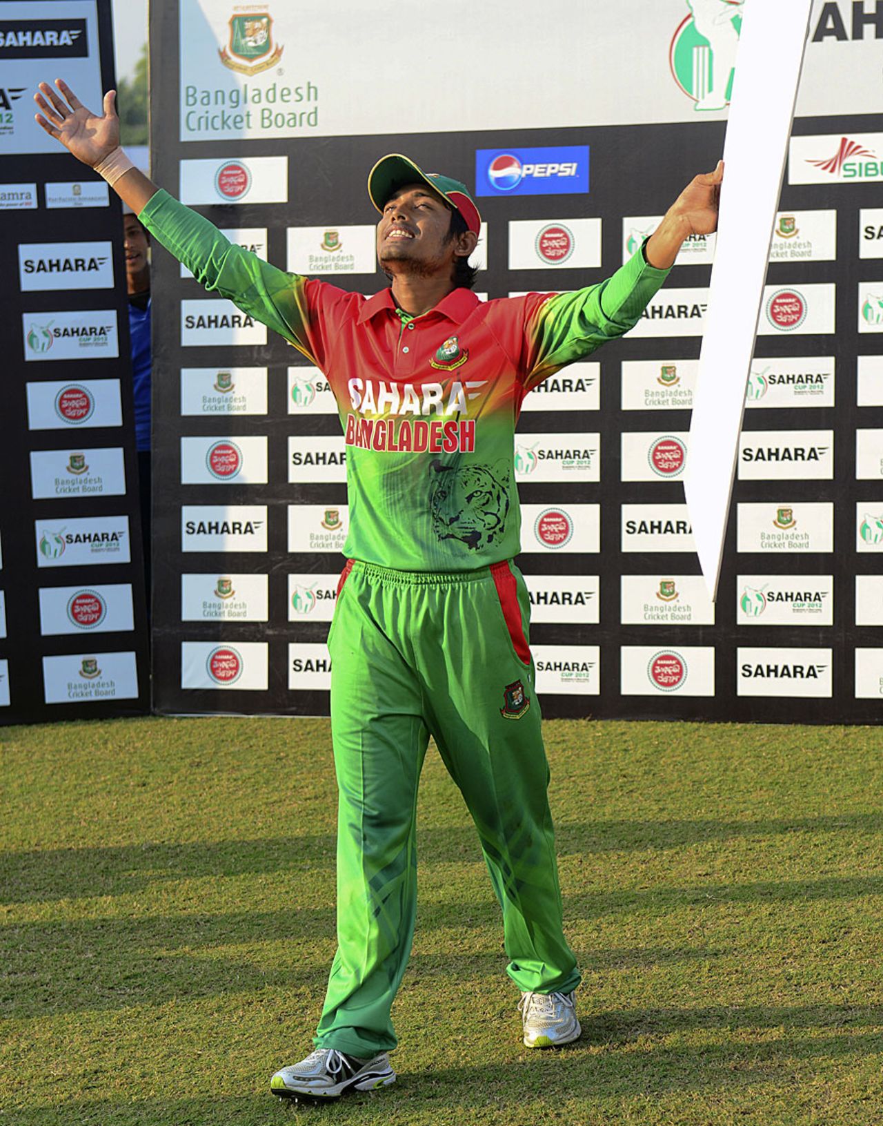 Anamul Haque savours his Man of the Match cheque, Bangladesh v West Indies, 2nd ODI, Khulna, December 2, 2012