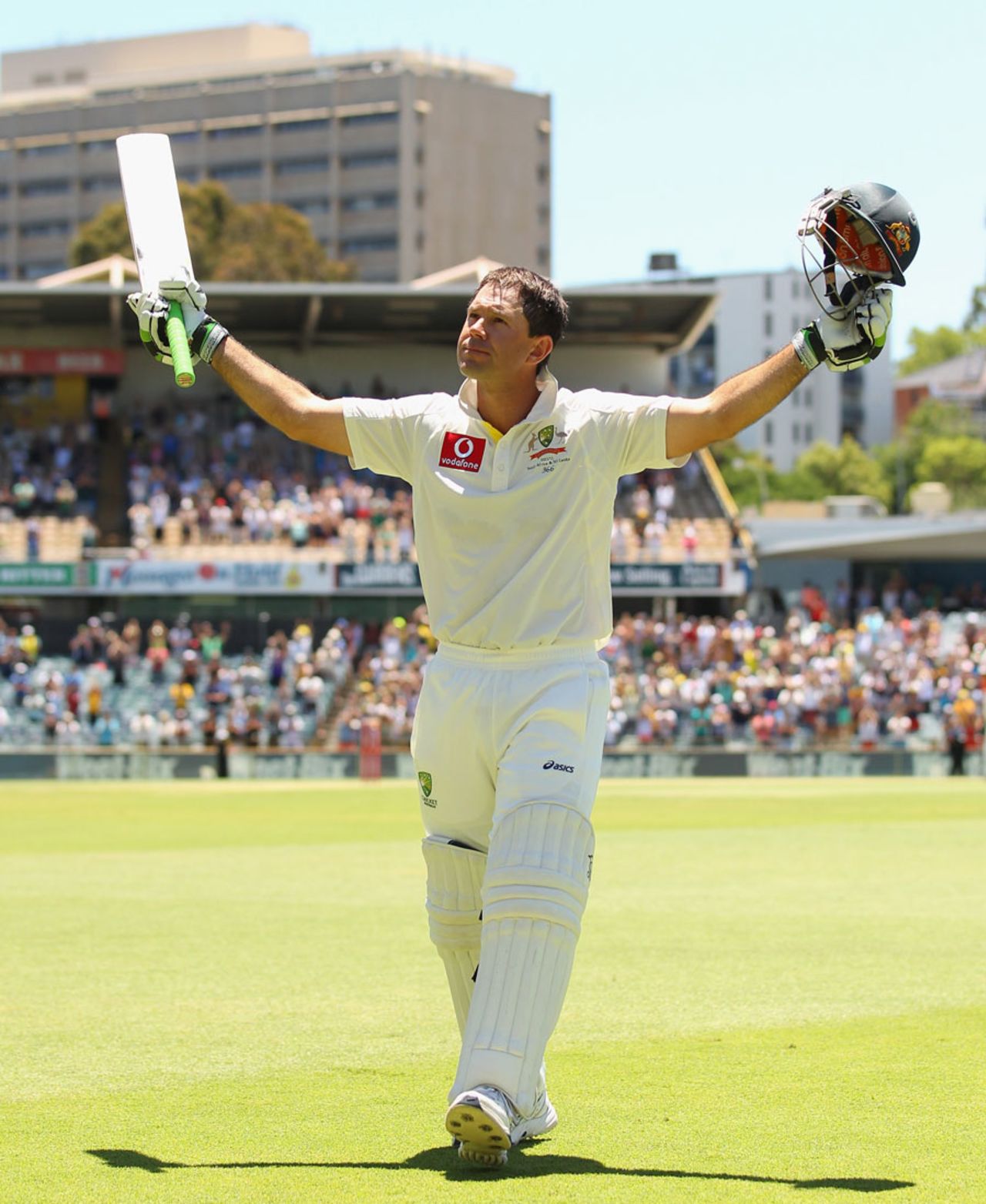 Ricky Ponting salutes the crowd after being dismissed for the last time in international cricket, Australia v South Africa, 3rd Test, Perth, 4th day, December 3, 2012