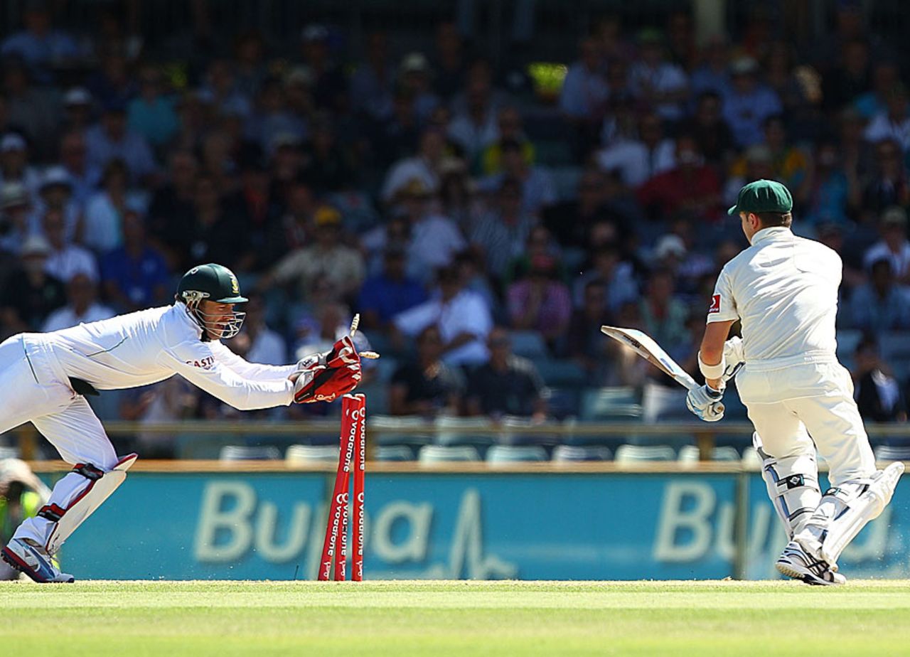 Michael Clarke is stumped, Australia v South Africa, 3rd Test, Perth, 4th day, December 3, 2012