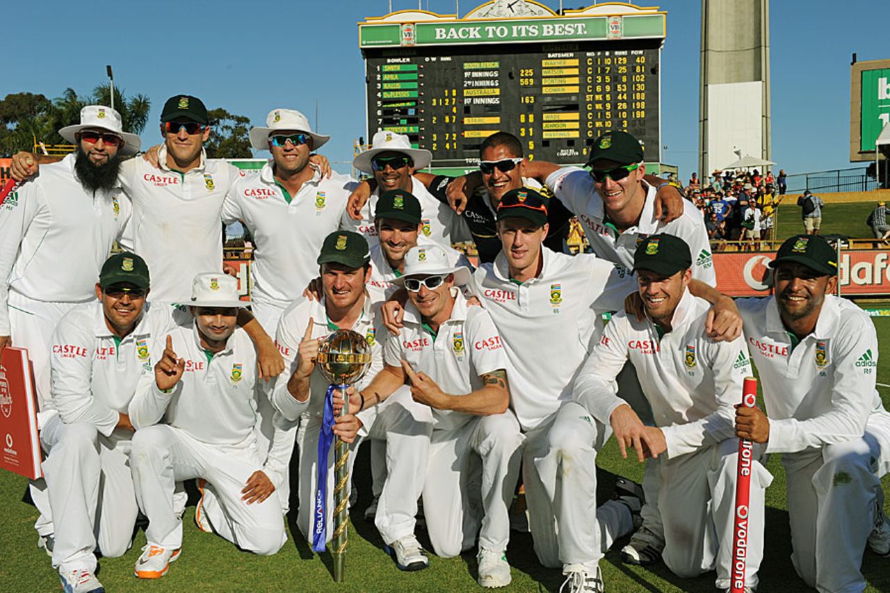 The South African team gather for a photograph after their victory against Australia, Australia v South Africa, 3rd Test, Perth, 4th day, December 3, 2012