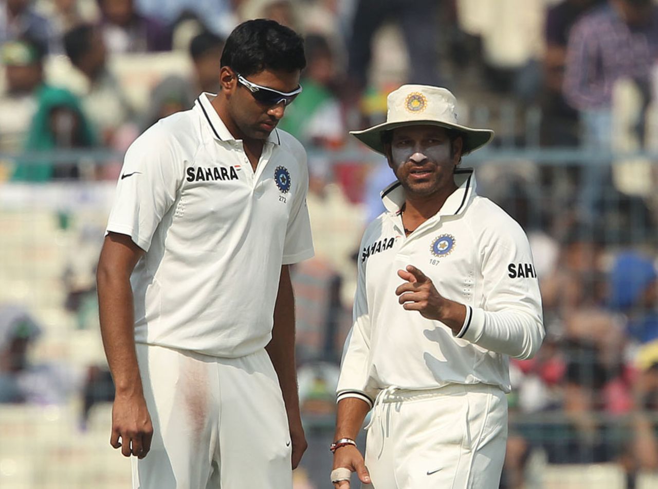 R Ashwin and Sachin Tendulkar mull India's wicket-taking predicament, India v England, 3rd Test, Kolkata, 3rd day, December 7, 2012