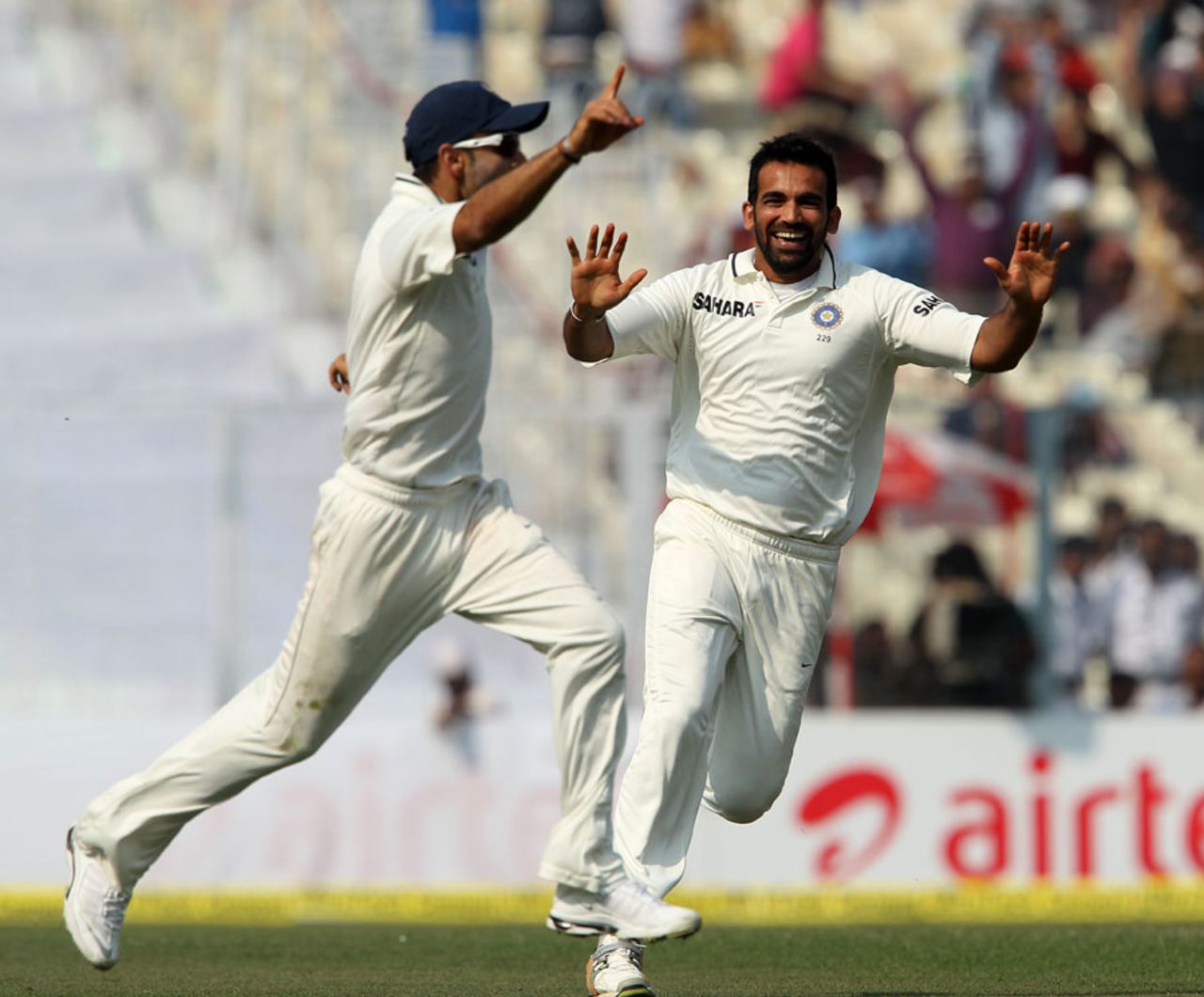 Zaheer Khan runs to congratulate Virat Kohli, India v England, 3rd Test, Kolkata, 3rd day, December 7, 2012