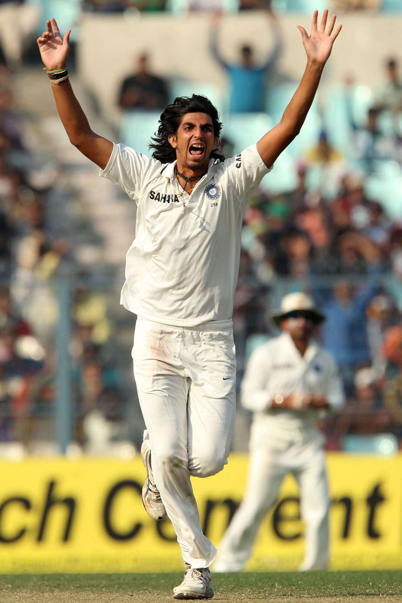 Ishant Sharma claimed the wicket of Ian Bell in his 23rd over, India v England, 3rd Test, Kolkata, 3rd day, December 7, 2012