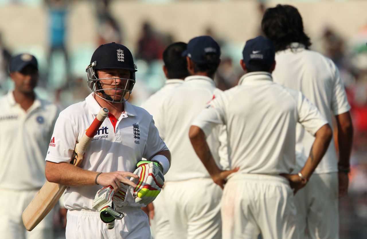 Ian Bell walks off after making 5, India v England, 3rd Test, Kolkata, 3rd day, December 7, 2012