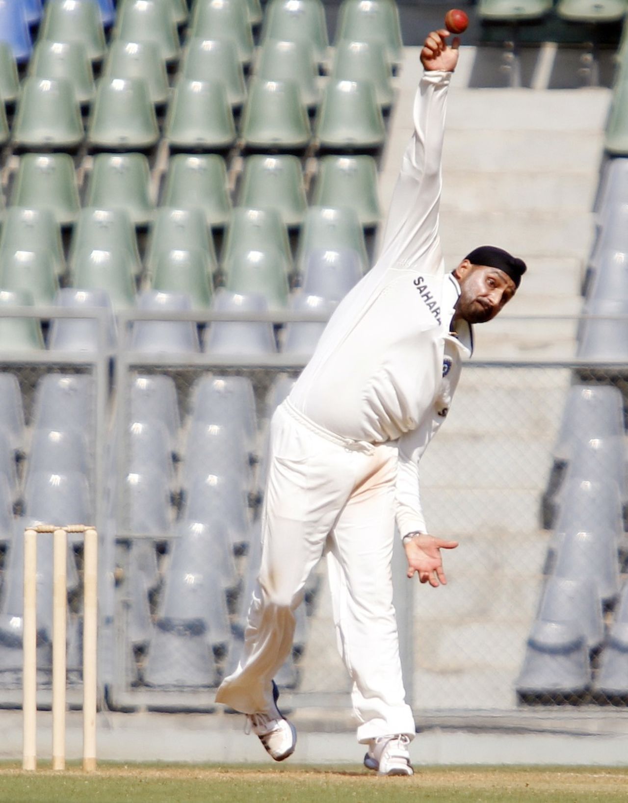 Harbhajan Singh in action, Mumbai v Punjab, Ranji Trophy, Mumbai, 3rd day, December 10, 2012
