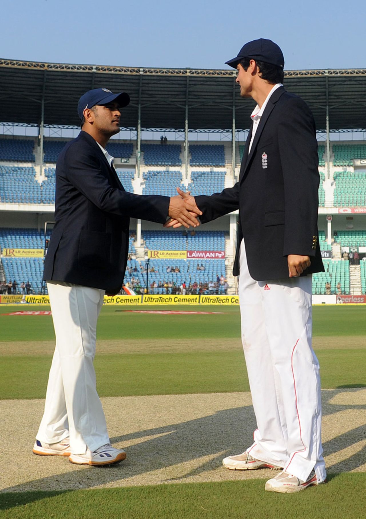 MS Dhoni and Alastair Cook shake hands at the toss, India v England, 4th Test, Nagpur, 1st day, December 13, 2012