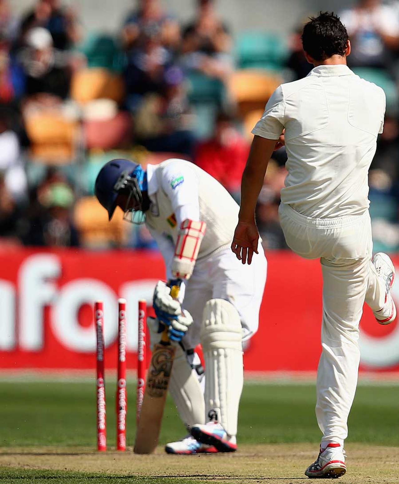 Mitchell Starc bowls Tillakaratne Dilshan, Australia v Sri Lanka, 1st Test, Hobart, 3rd day, December 16, 2012