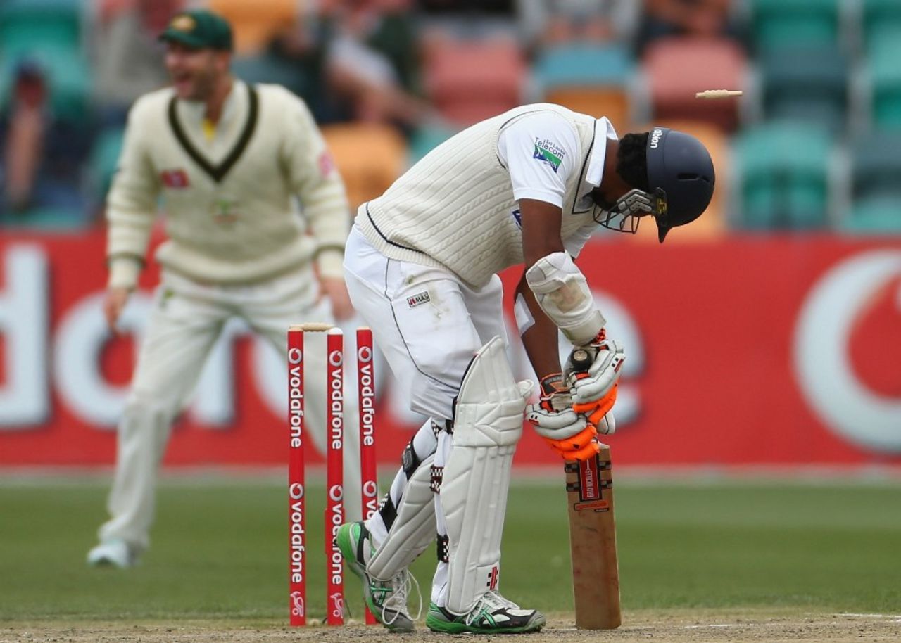 Dimuth Karunaratne is bowled by a yorker, Australia v Sri Lanka, 1st Test, Hobart, 4th day, December 17, 2012