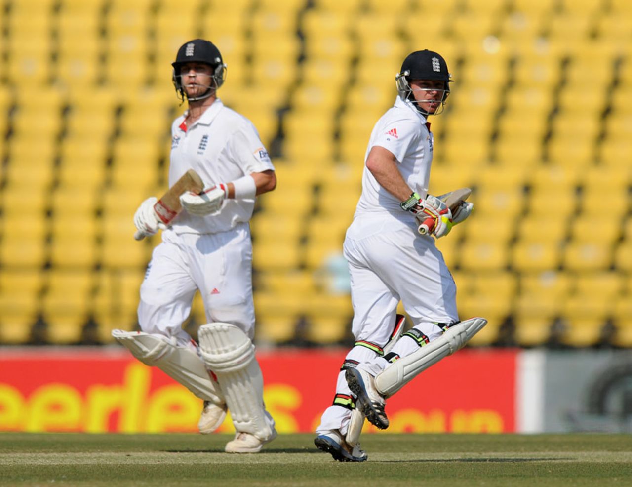 Jonathan Trott and Ian Bell added 208 for the fourth wicket, India v England, 4th Test, Nagpur, 5th day, December 17, 2012