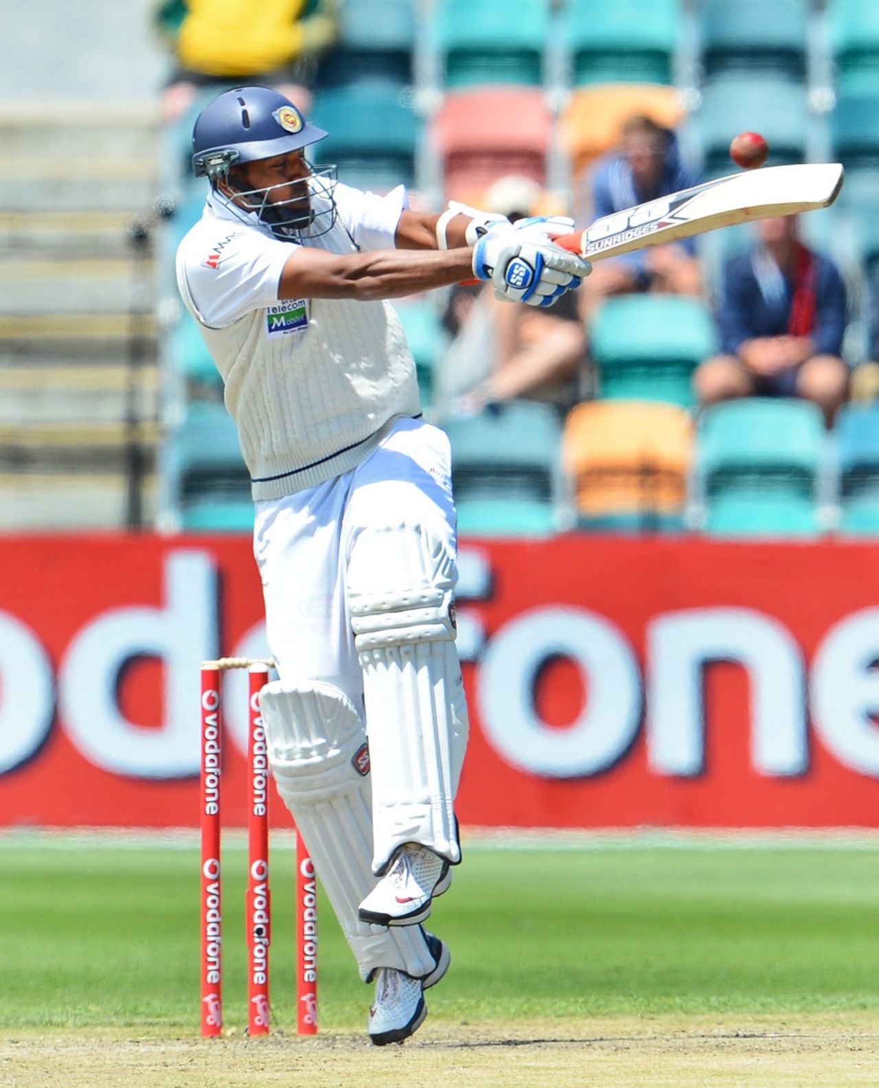 Thilan Samaraweera goes for a hook, Australia v Sri Lanka, 1st Test, Hobart, 5th day, December 18, 2012