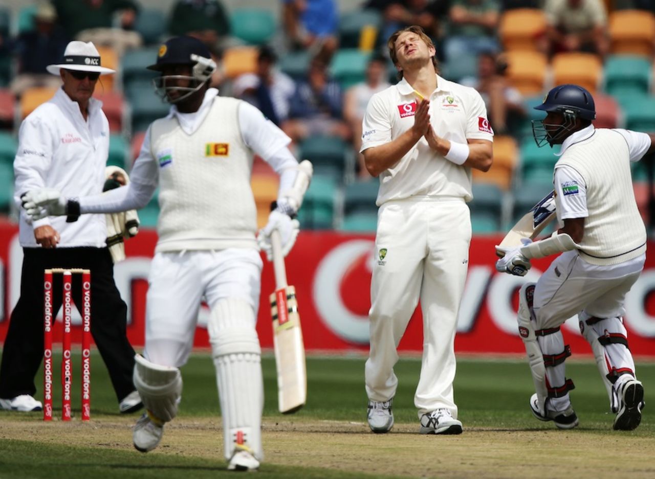 Shane Watson bears a frustrated look as Sri Lanka batsmen continue to thwart the attack, Australia v Sri Lanka, 1st Test, Hobart, 5th day, December 18, 2012