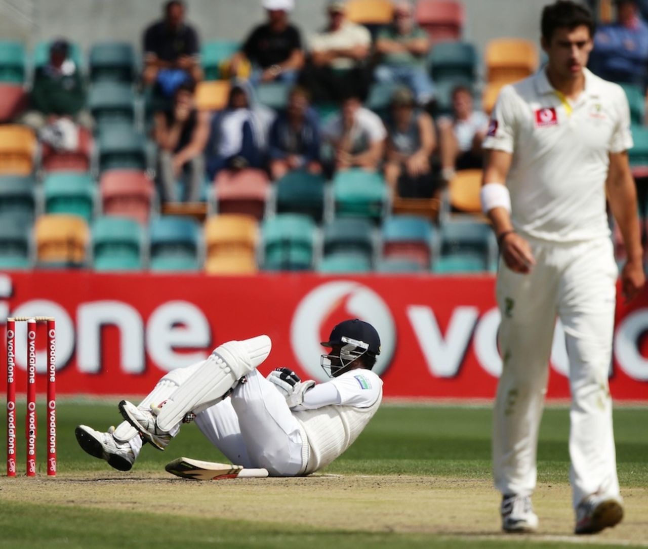 Angelo Mathews gets hit by a Mitchell Starc delivery, Australia v Sri Lanka, 1st Test, Hobart, 5th day, December 18, 2012