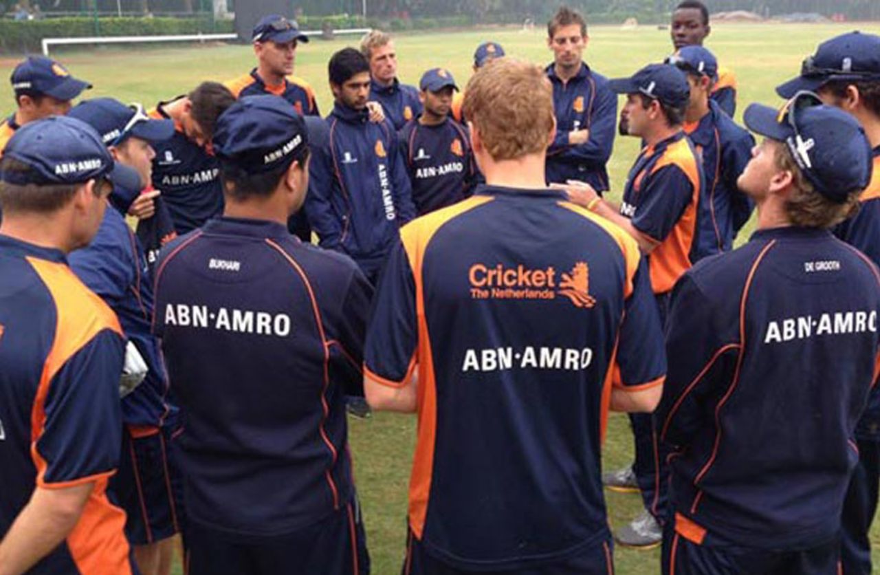 Peter Borren speaks to his players after Netherlands' win over the England Performance Programme, Pune, December 16, 2012