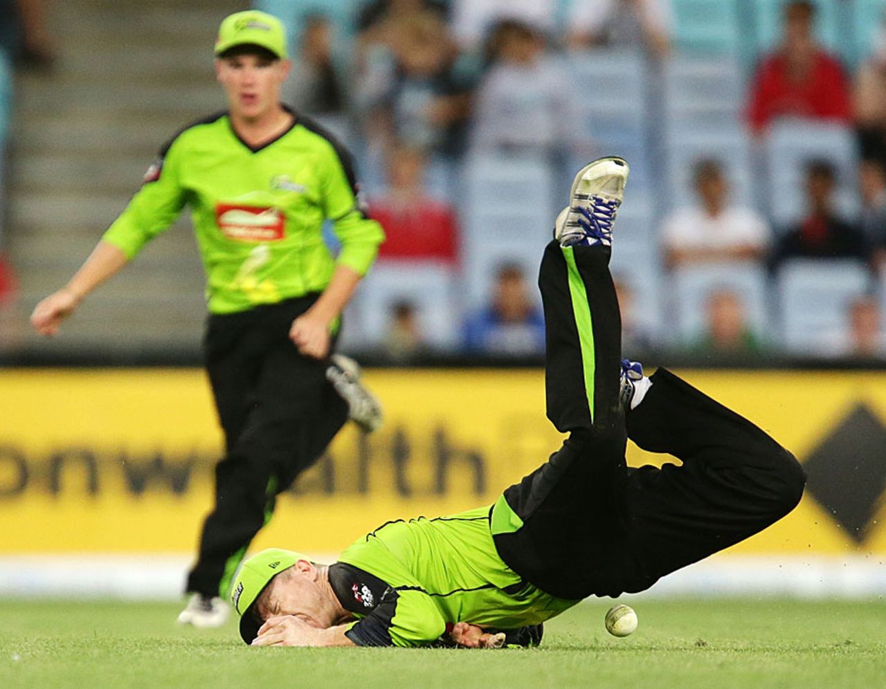 Chris Rogers tumbles onto the ground after missing a catch, Sydney Thunder v Adelaide Strikers, Big Bash League, December 20, 2012