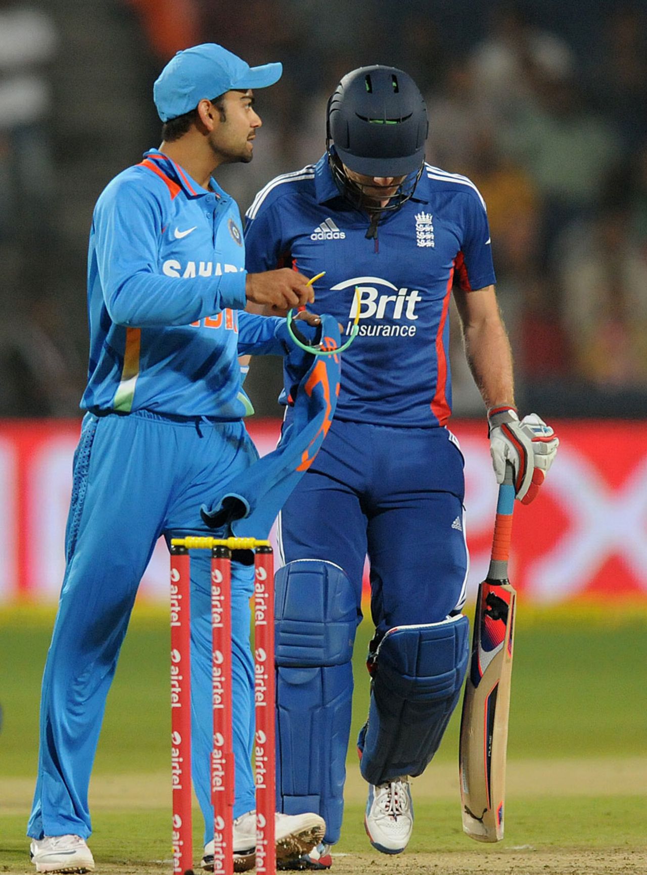 Virat Kohli shares a few words with Luke Wright, India v England, 1st T20, Pune, December 20, 2012