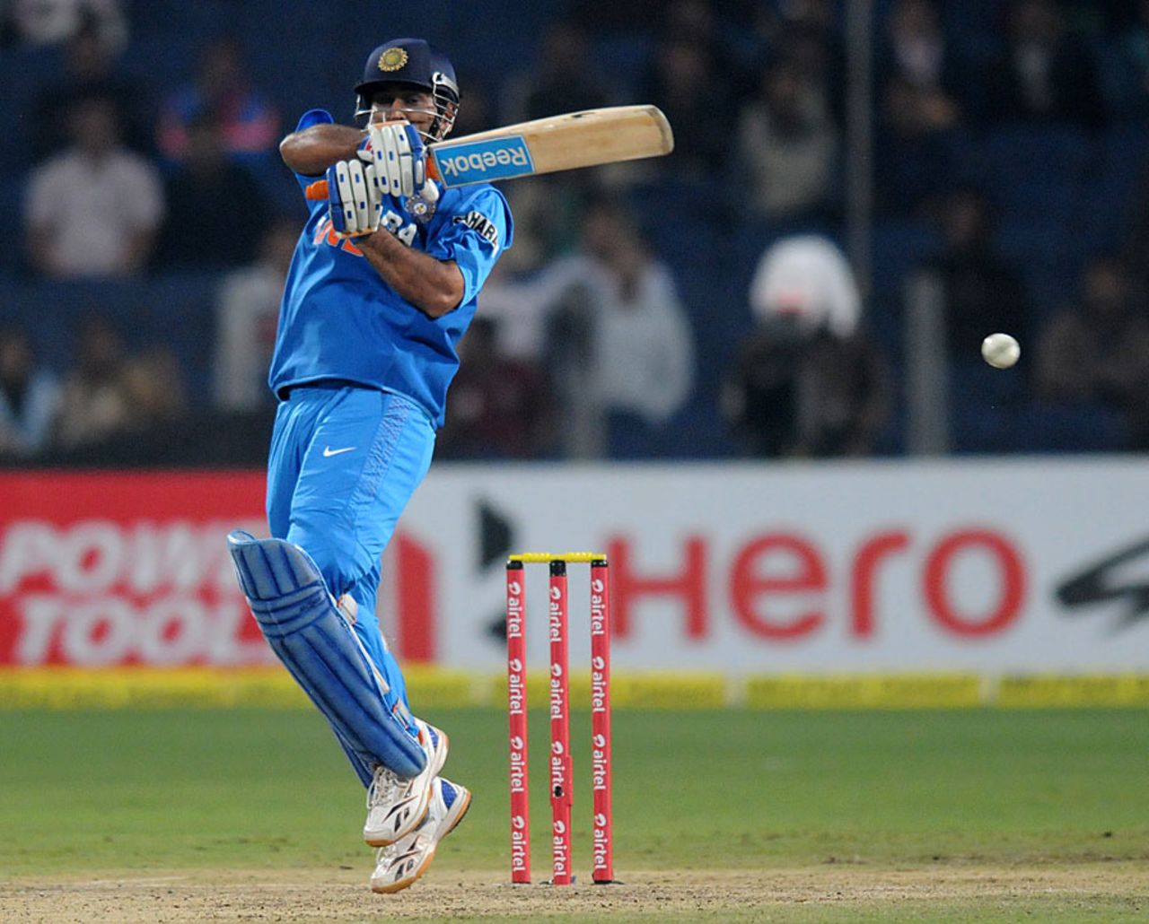 MS Dhoni guided India across the line, India v England, 1st T20, Pune, December 20, 2012