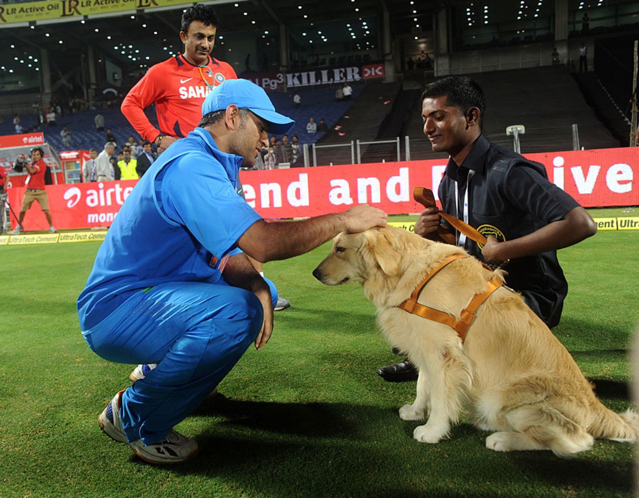 MS Dhoni makes friends with one of the security dogs, India v England, 1st T20, Pune, December 20, 2012