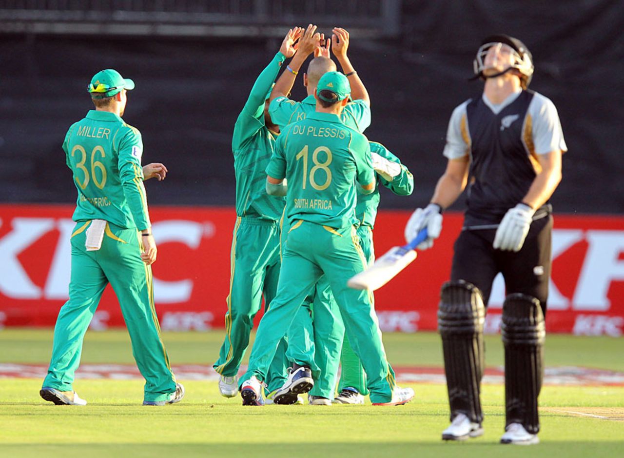 Rob Nicol was the first wicket to fall, South Africa v New Zealand, 1st Twenty20, Durban, December 21, 2012