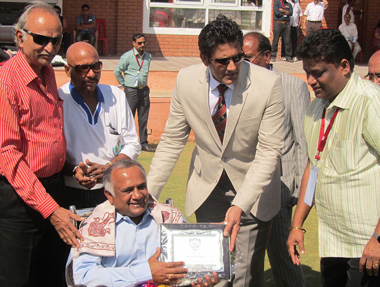 Avinash Vaidya being felicitated at a ceremony, Karnataka v Haryana, Ranji Trophy 2012-13, Group B, Hubli, 1st day, December 22, 2012