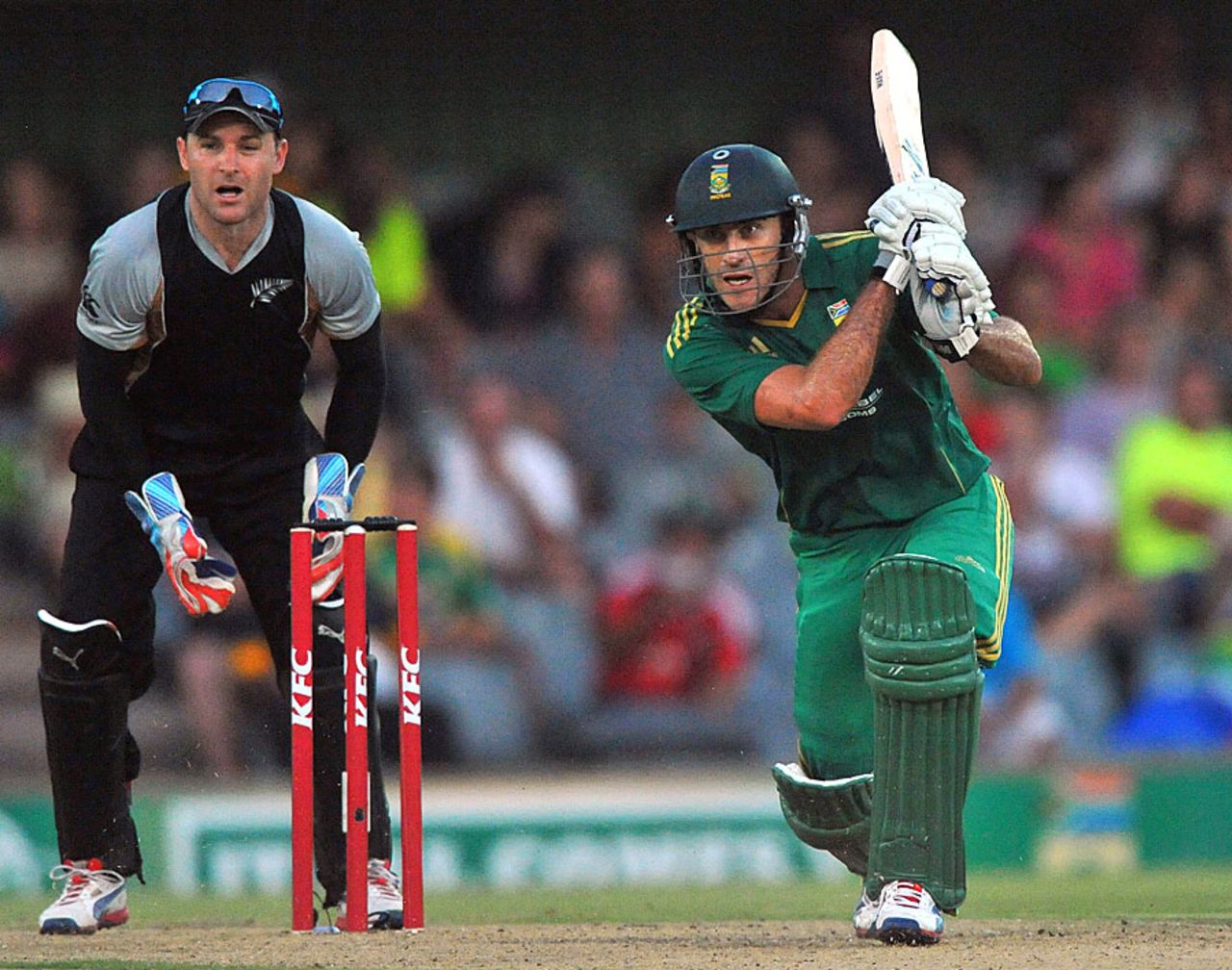Faf du Plessis drives through the covers, South Africa v New Zealand, 2nd T20, East London, December 23, 2012