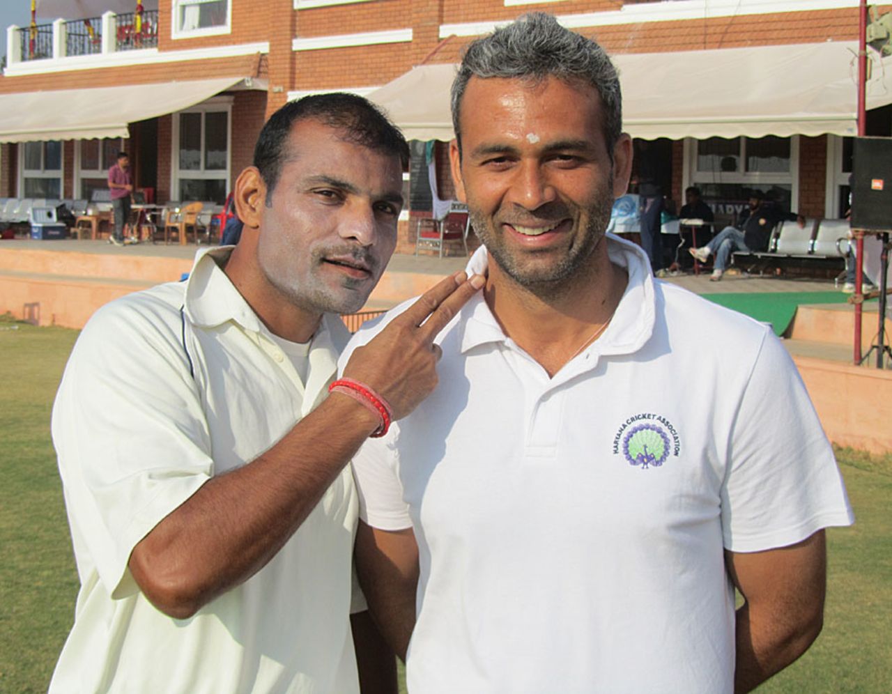Joginder Sharma with his physio Amit Tyagi, Karnataka v Haryana, Ranji Trophy 2012-13, Group B, Hubli, 4th day, December 25, 2012