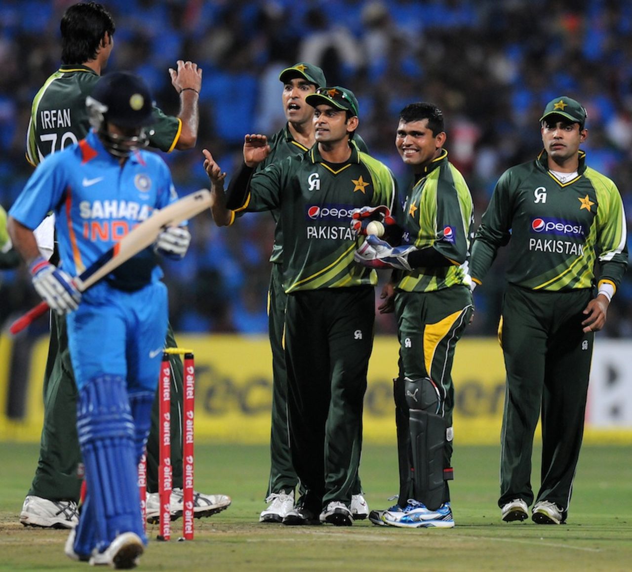 Mohammad Irfan picked up the key wicket of Virat Kohli, India v Pakistan, 1st T20, Bangalore, December 25, 2012