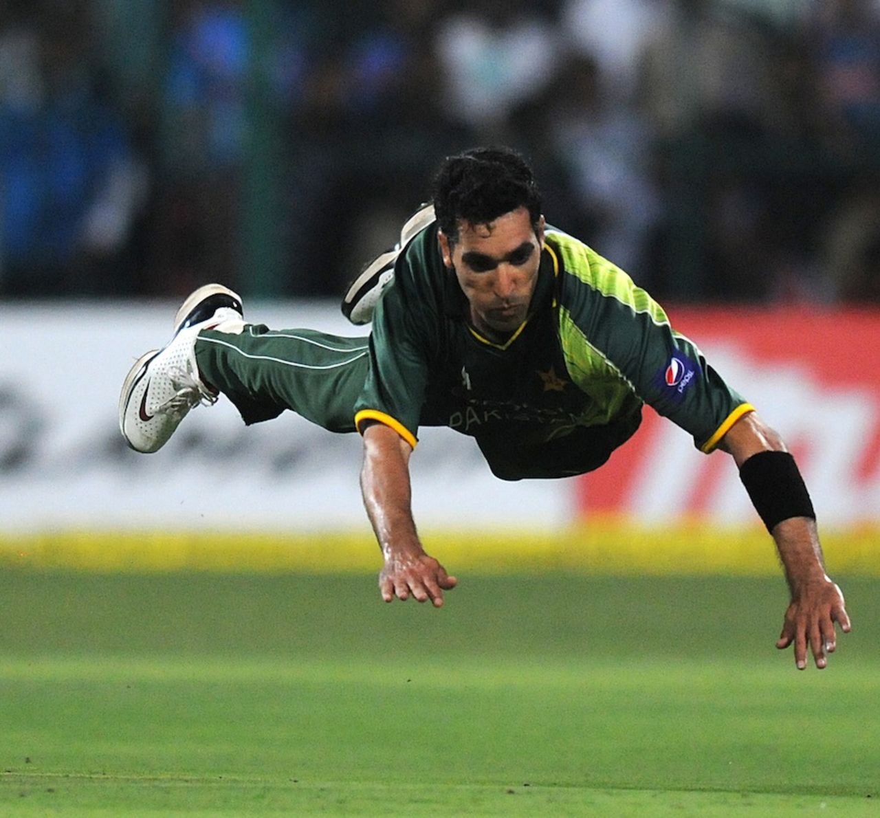 Umar Gul dives full length , India v Pakistan, 1st T20, Bangalore, December 25, 2012
