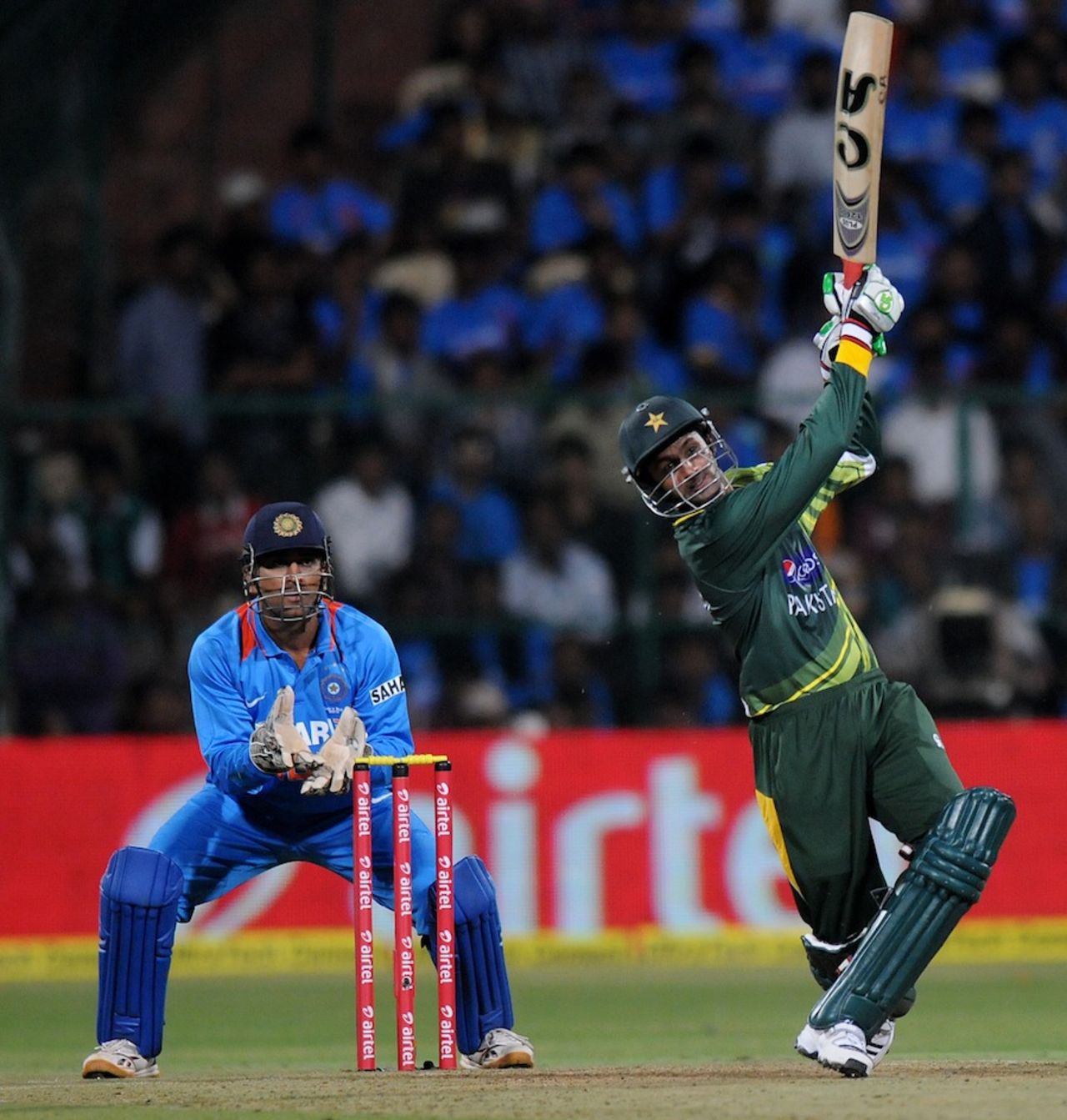 Shoaib Malik powers one down the ground, India v Pakistan, 1st T20, Bangalore, December 25, 2012