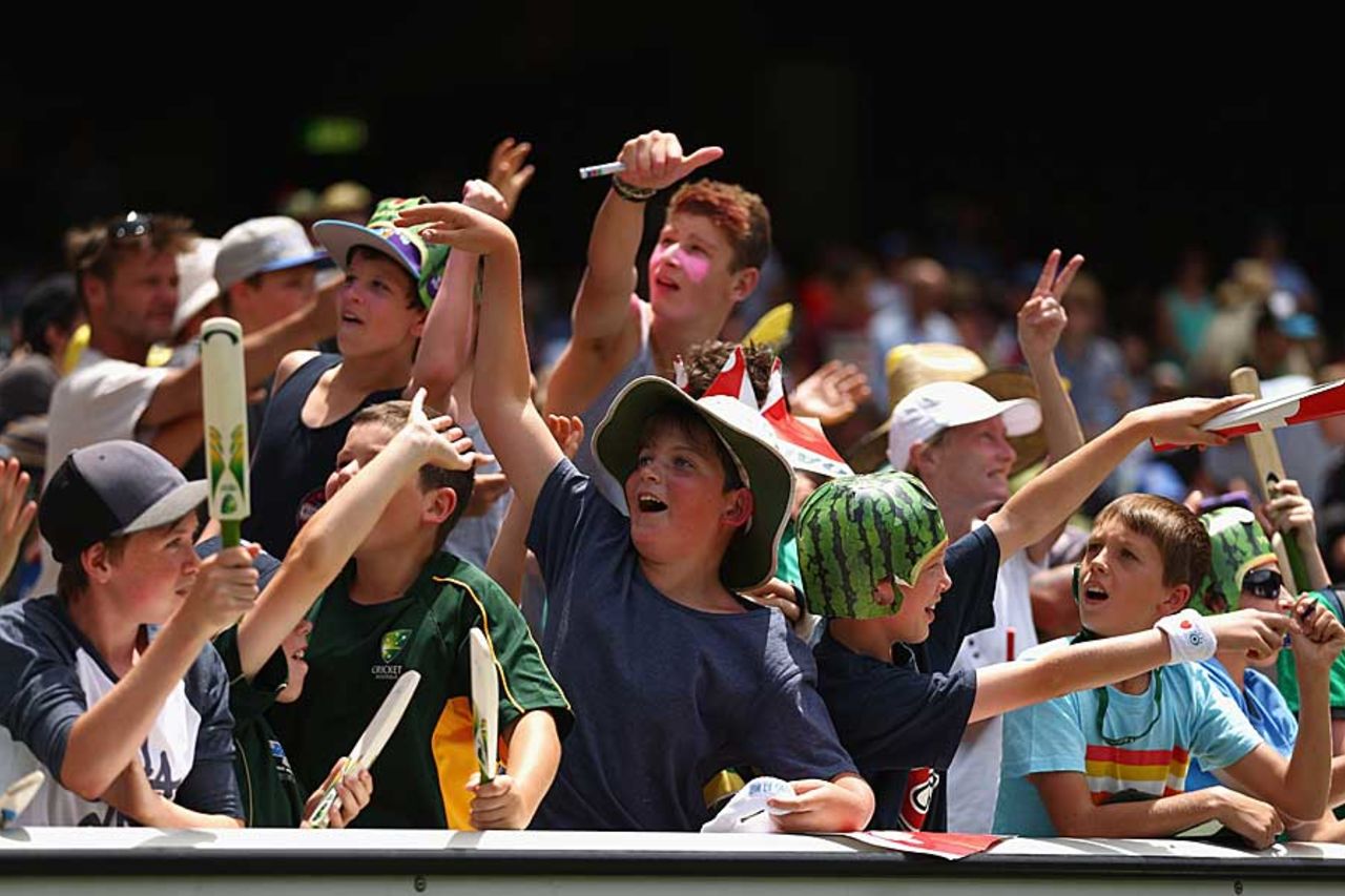 Fans lap it up at the MCG, Australia v Sri Lanka, 2nd Test, Melbourne, 2nd day, December 27, 2012